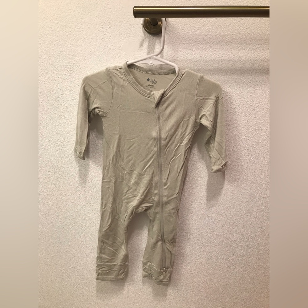 Kyte baby zipper romper// 3-6 months // Aloe color